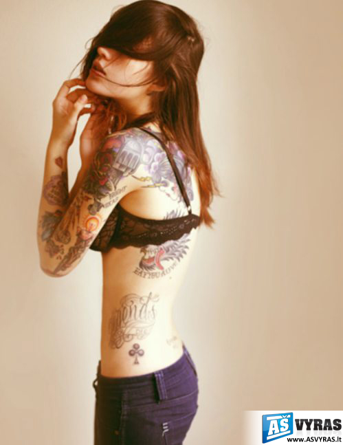 mergina su tatuiruotėm