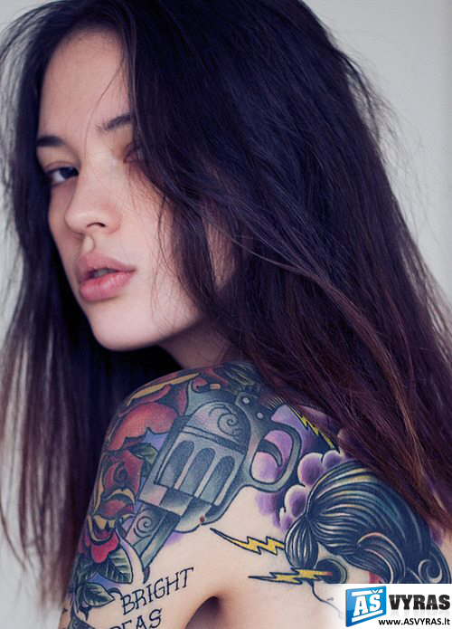 mergina su tatuiruotėm