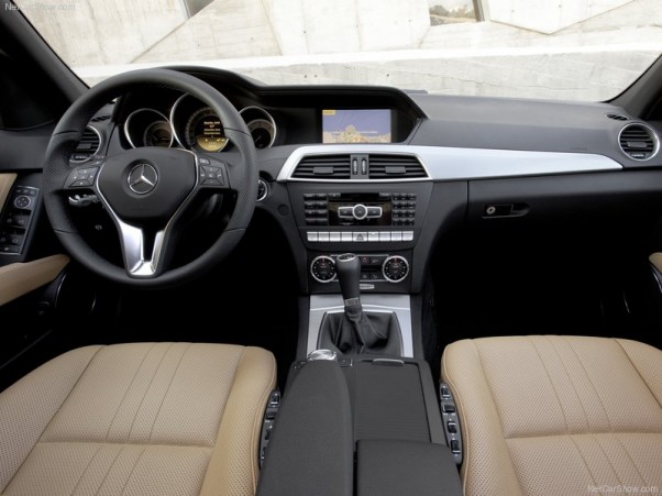 Mercedes-Benz-C-Class-2012-salonas