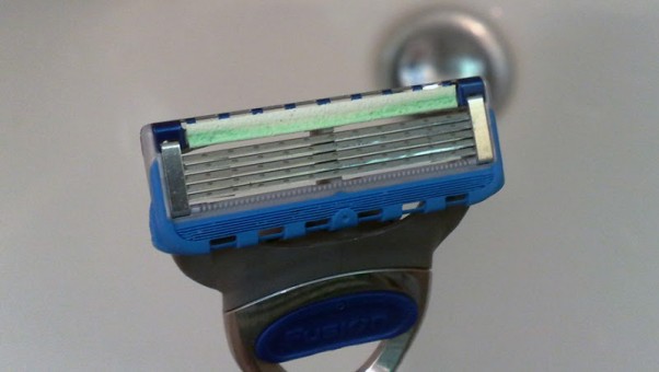 as-vyras-zuralas-vyrams-testuoja-skutimosi-peiliuka-gillette-fusion-proglide-power