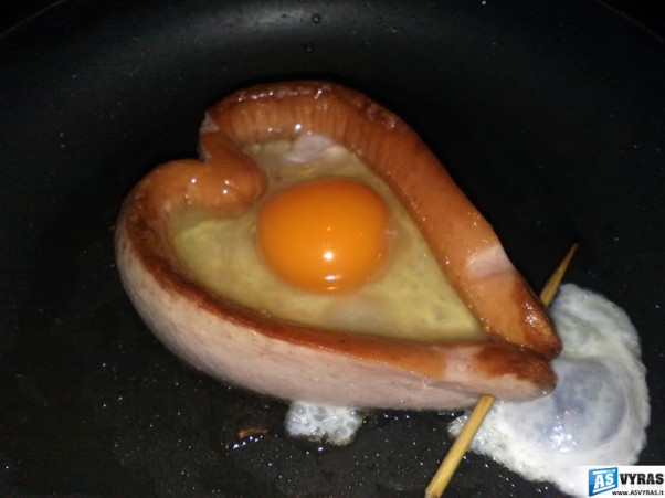 Kiaušinienė su dešrele - širdelė