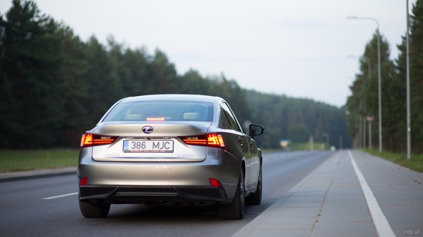 Lexus IS 300h automobilis: galas