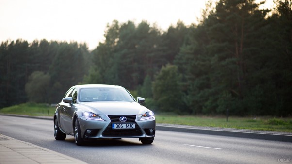 Lexus IS 300h automobilis: priekis ir šonas