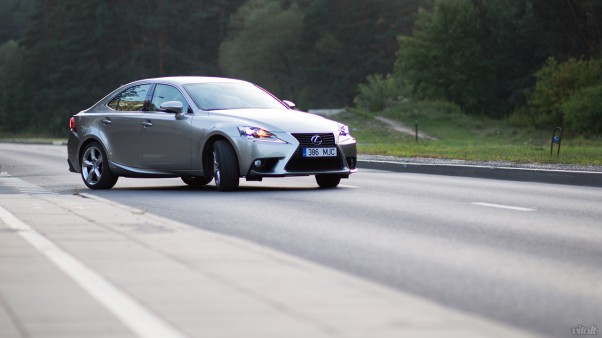 Lexus IS 300h automobilis: priekis ir šonas
