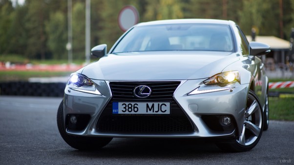 Lexus IS 300h automobilis: priekis