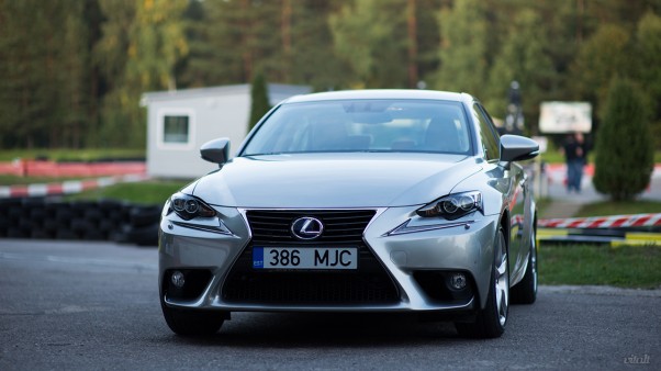 Lexus IS 300h automobilis: priekis