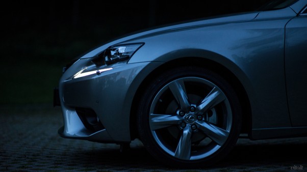 Lexus IS 300h automobilis