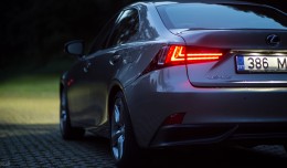 Lexus IS 300h automobilis