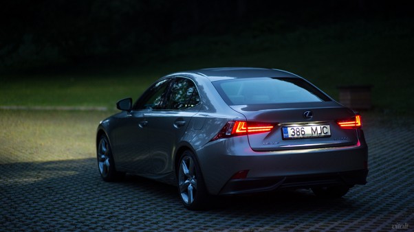 Lexus IS 300h automobilis