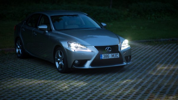 Lexus IS 300h automobilis
