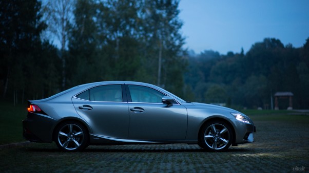 Lexus IS 300h automobilis