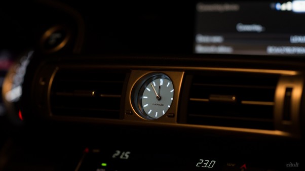 Lexus IS 300h automobilis: salonas