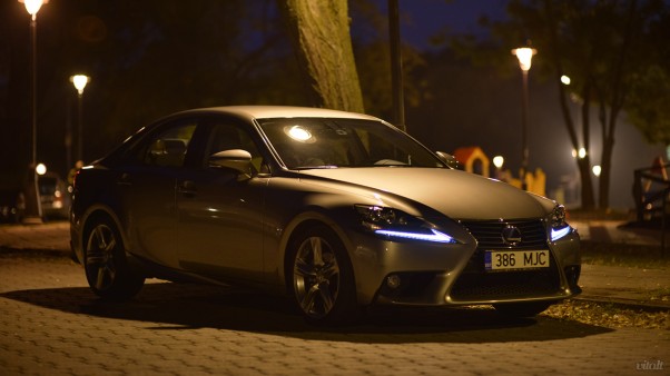 Lexus IS 300h automobilis
