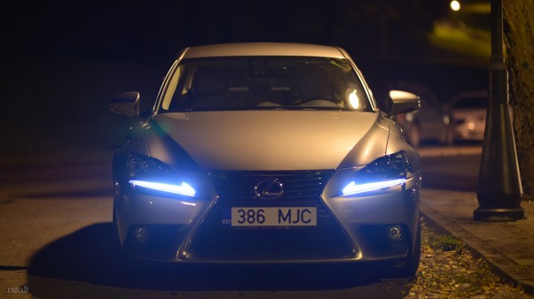 Lexus IS 300h automobilis