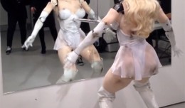 Animatronika ir šokanti mergina robotas