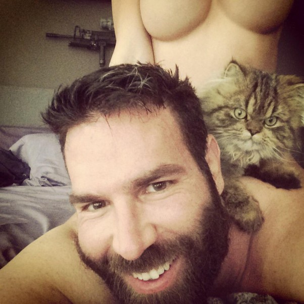 Dan Bilzerian selfie: merginos, liūtai, ginklai