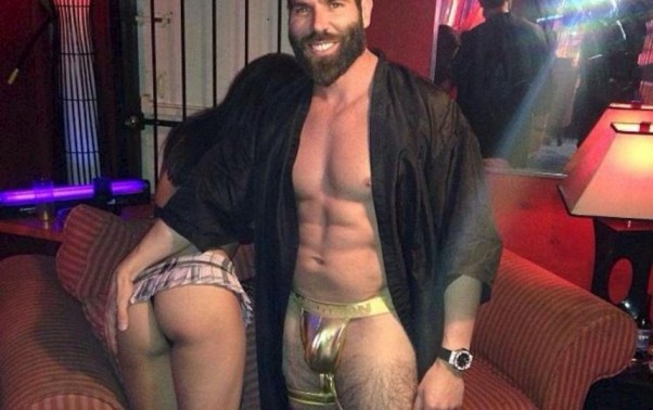 Dan Bilzerian pralaimėjo lažybas...