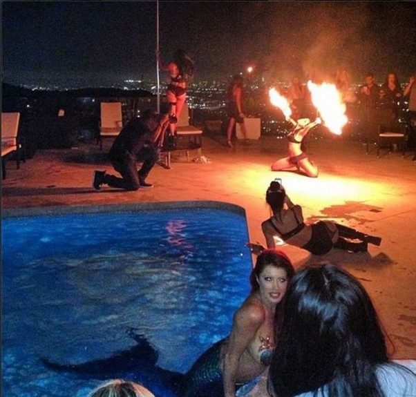 Dan Bilzerian vakarėlis: liepsnos, undinėlės, šokiai ant stulpo