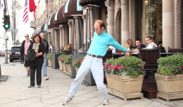 Nemokama šokių pamoka nuo Trale Lewous! He's got the moves!